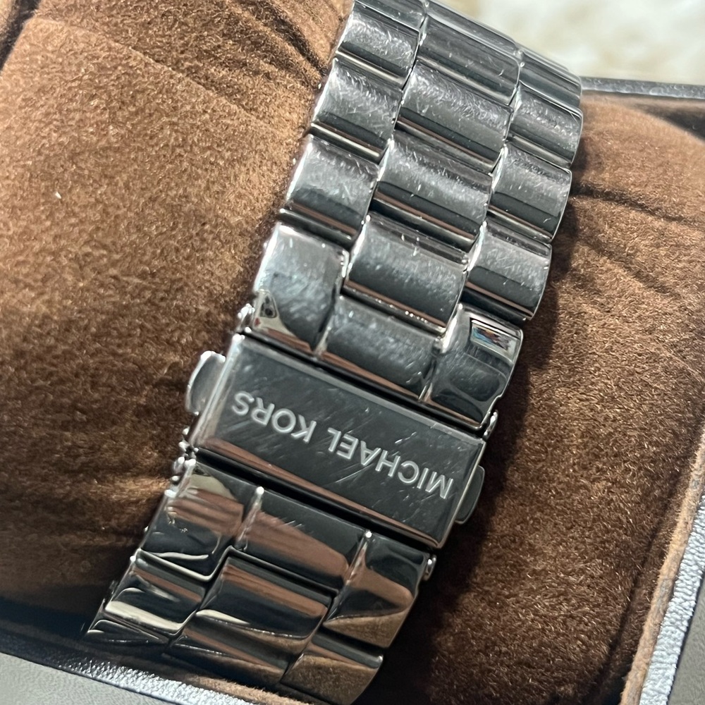 Michael Kors Silver-Tone Men's Watch - Picture 4 of 5